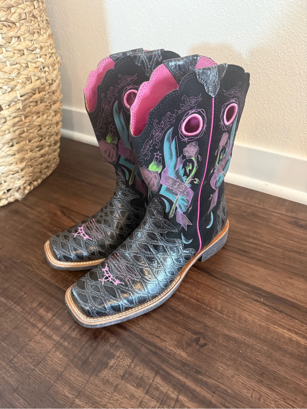 Ariat Women’s Western Cowboy Boots Black Pink Floral Size 9B